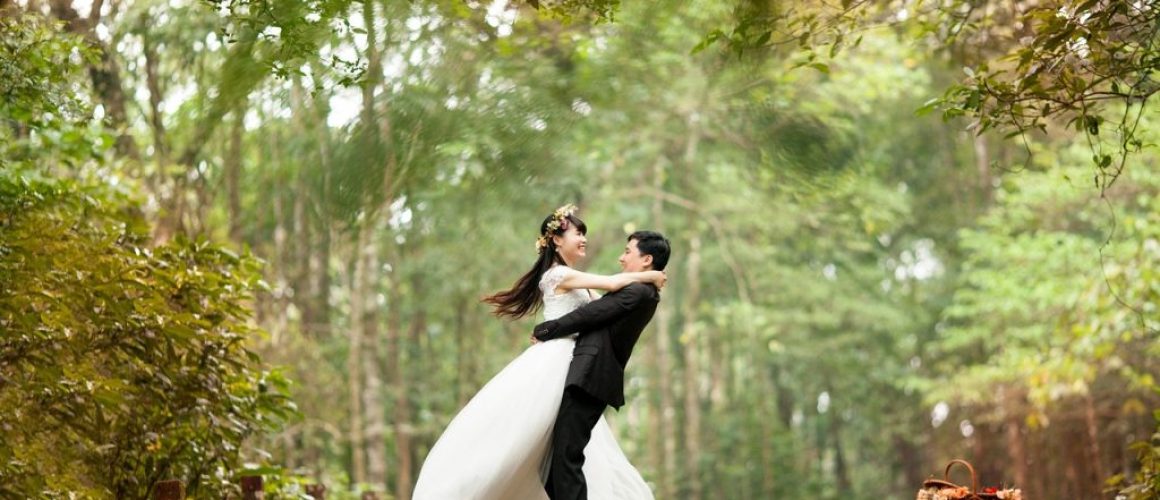 couple wedding park newlyweds 443600